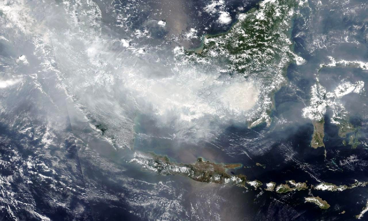 Gumpalan asap di atas Laut Jawa dan Kalimantan — VIIRS NOAA-20, Oktober 2026
